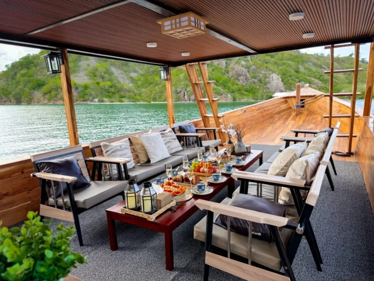 Open Trip Satu Hari Taman Nasional Komodo Dengan Boat Mewah (LUXURY WOODEN BOAT)